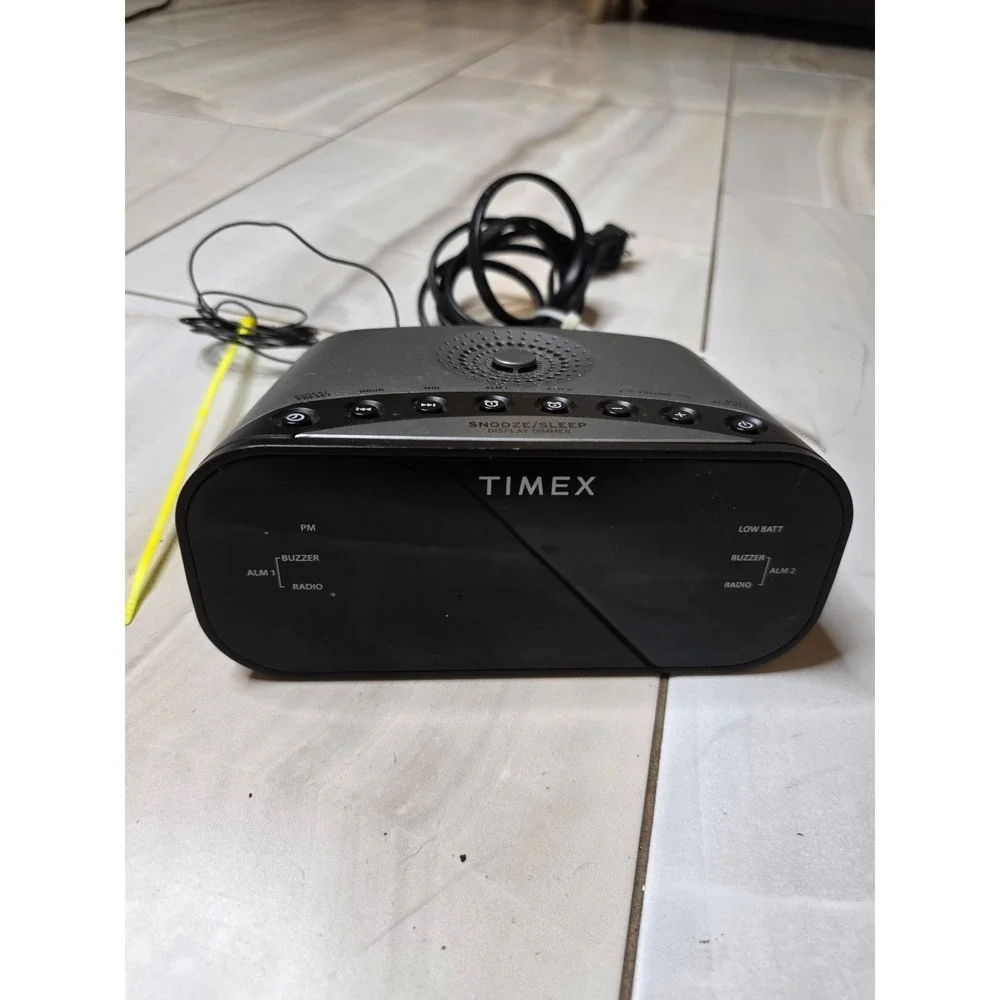 Timex T231Y Dual Alarm Clock Radio AM FM Silver Black Digital Display Snooze‎ F3